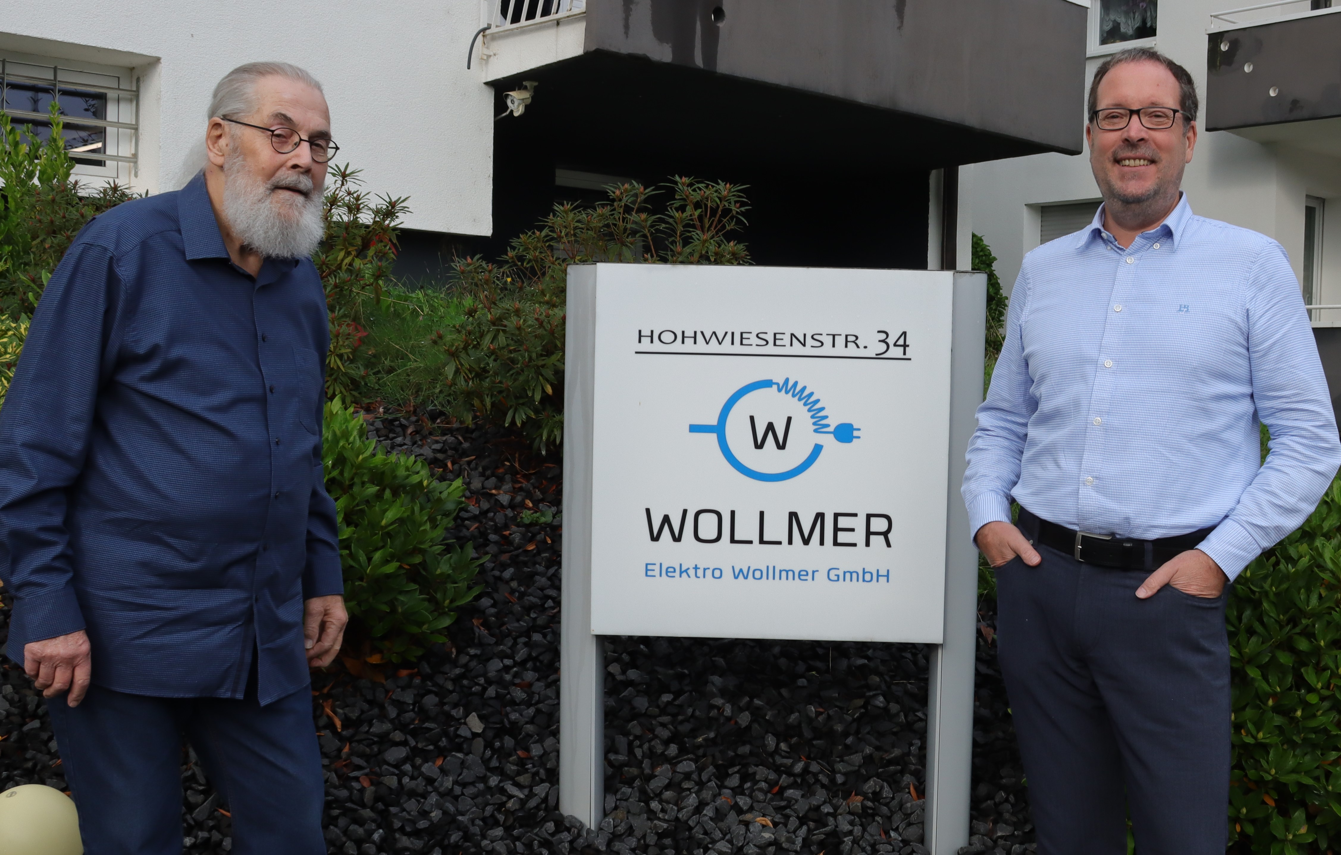 Elektro Wollmer feiert 40 Jahre Erfolg und den 80. Geburtstag von Firmengründer Rolf Wollmer (links). Rechts im Bild Thomas Wollmer. Foto: infopress24.de